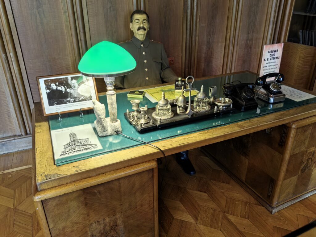 зеленая лампа с мраморной ножкой СССР у Сталина на столе