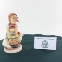 Статуэтка Goebel фарфор девочка кормит гусей