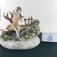 Статуэтка фарфор Capodimonte девушка с зеркалом