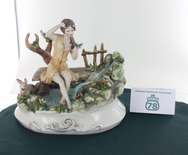 Статуэтка фарфор Capodimonte девушка с зеркалом