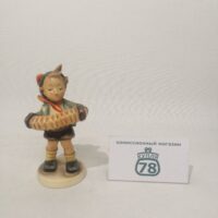 Статуэтка Goebel фарфор Мальчик с концертино / 2455
