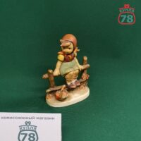 Статуэтка Goebel фарфор Девочка сидящая на изгороде / 2552