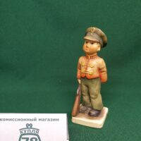Статуэтка Goebel фарфор маленький военный / 2576