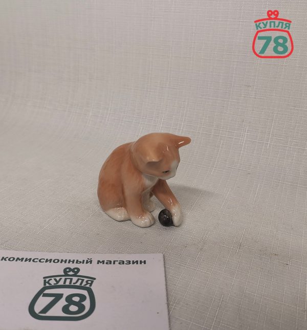 Статуэтка Royal Copenhagen кот с мячом / 2620