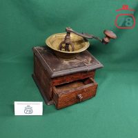 Кофемолка ручная старинная / 2736