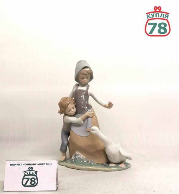 Статуэтка Lladro Старшая сестра / 2792