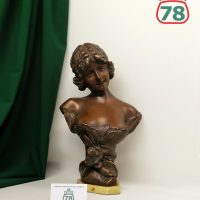 Бюст девушки терракот на мраморе / 2730